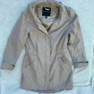 Ivanka Trump Tan/beige hooded rain coat, size XS classic feminine dressy elegant